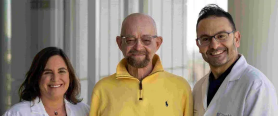 圖：埃德蒙茲（中）第五個接受干細(xì)胞移植的HIV患者