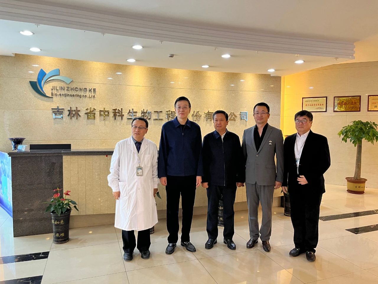 吉林省副省長(zhǎng)李國強(qiáng)、省政府副秘書長(zhǎng)呂海強(qiáng)、省工信廳、省衛(wèi)健委、長(zhǎng)春市政府主要領(lǐng)導(dǎo)等一行到吉林中科調(diào)研