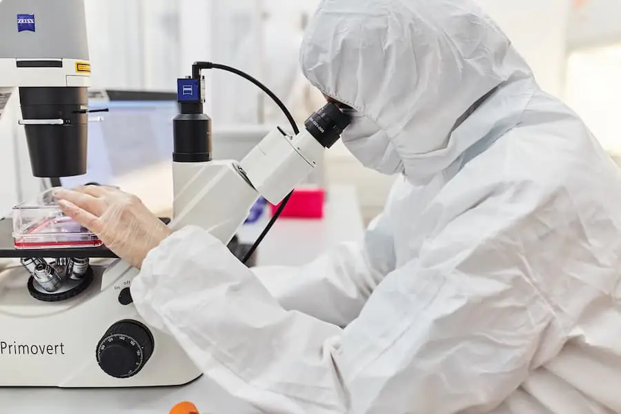 我們定期監(jiān)測神經(jīng)干細(xì)胞的狀況，以確保其活力和有效性。