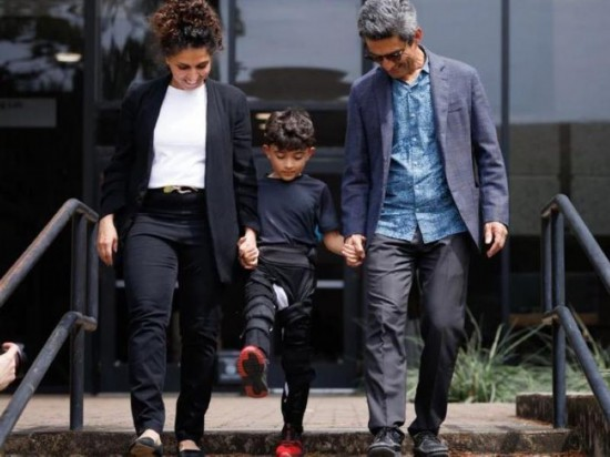 休斯頓大學(xué)團(tuán)隊(duì)創(chuàng)造了一種柔軟的智能外骨骼來幫助兒童行走。圖片來源：美國休斯頓大學(xué)